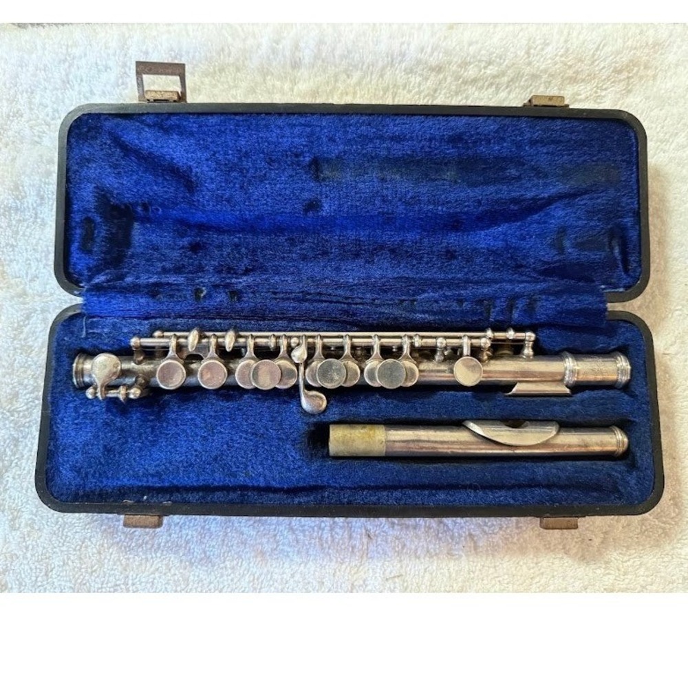 Armstrong Piccolo Silver Tone Woodwind Instrument with Hard Case Model 25 8483.